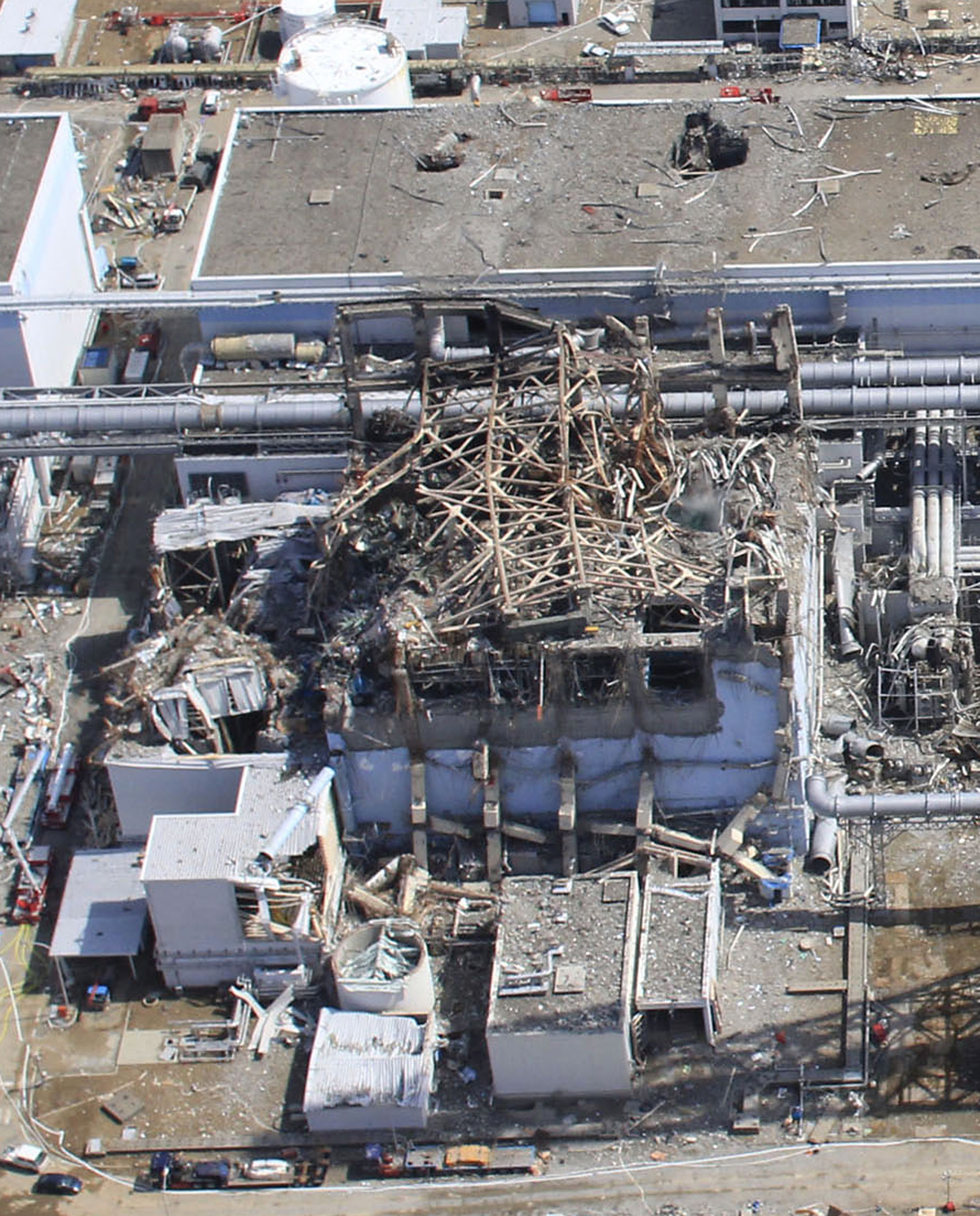 Аэс фукусима 1 2011. АЭС Фукусима-1 взрыв. Авария на АЭС Фукусима-1. Атомной электростанции «Фукусима-1». Авария на АЭС Фукусима-1 (Япония)..