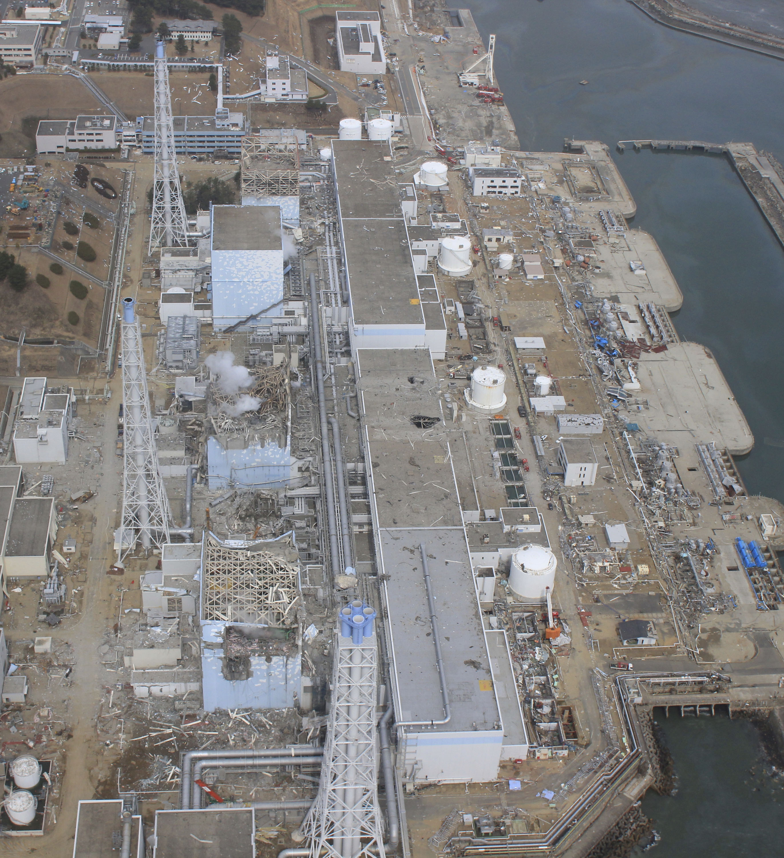 Аэс фукусима 1 2011. АЭС Фукусима-1. Авария на АЭС Фукусима-1. Атомной электростанции «Фукусима-1». АЭС Фукусима 2011.